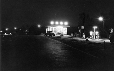 839538 Gezicht op het Esso benzinestation aan de provinciale weg P15 (Maartensdijk-Baarn) te Maartensdijk, bij avond, ...